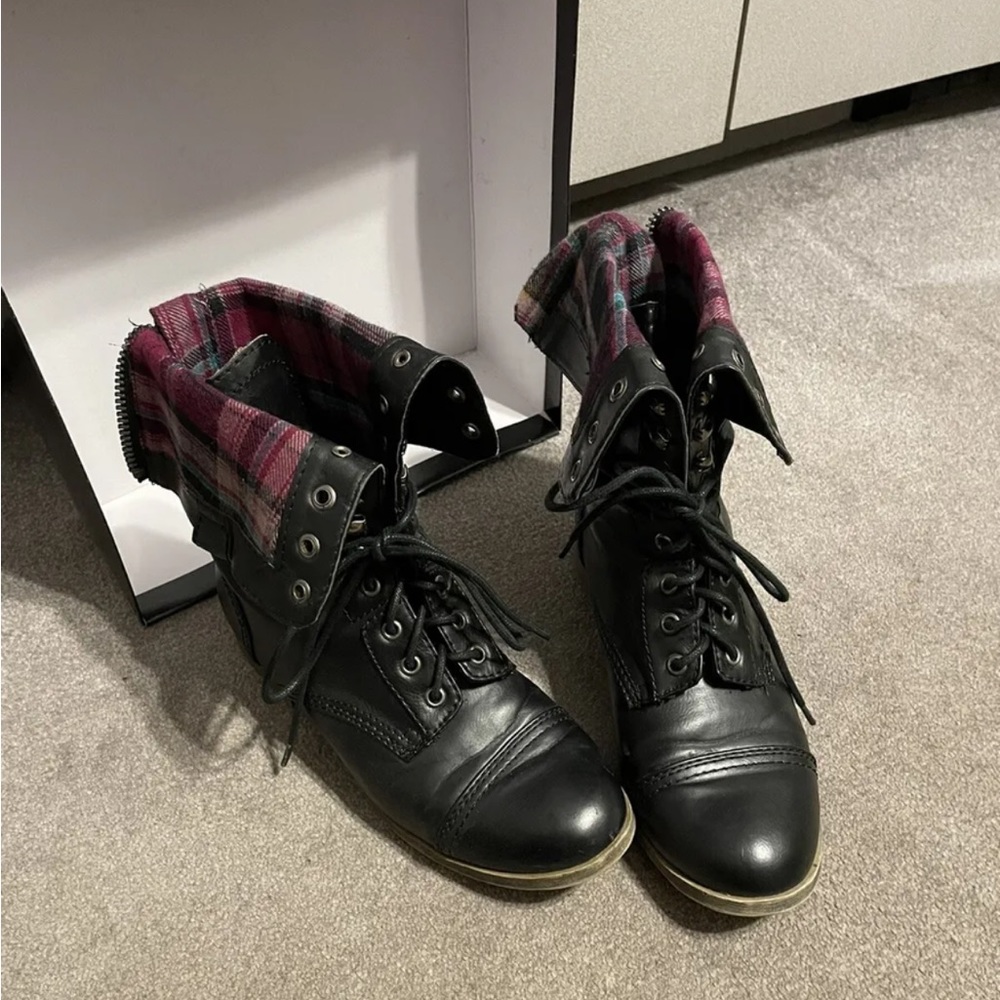Rampage Women’s Black & Plaid Zip-up Fold over Combat Boot - Sz 8.5